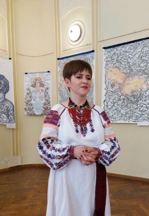 У Чернівецькому художньому музеї відкрили виставку львівської мисткині «Україна в огні» У Чернівецькому художньому музеї відкрили виставку львівської мисткині «Україна в огні»