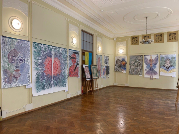 У Чернівецькому художньому музеї відкрили виставку львівської мисткині «Україна в огні» У Чернівецькому художньому музеї відкрили виставку львівської мисткині «Україна в огні»