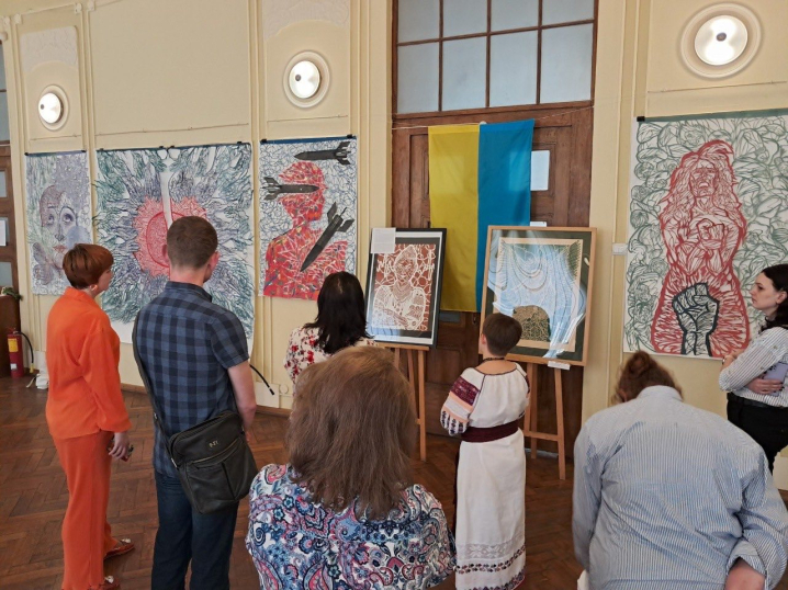 У Чернівецькому художньому музеї відкрили виставку львівської мисткині «Україна в огні» У Чернівецькому художньому музеї відкрили виставку львівської мисткині «Україна в огні»