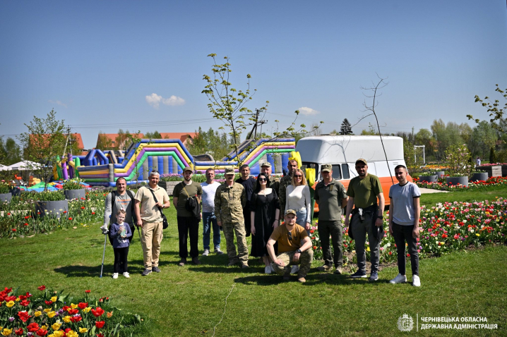 Лікування мандрами: військовим, які проходять реабілітацію на Буковині провели екскурсію краєм Лікування мандрами: військовим, які проходять реабілітацію на Буковині провели екскурсію краєм