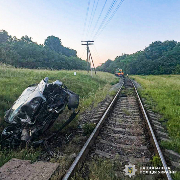 У Лужанах потяг вщент розтрощив автомобіль на залізничному переїзді