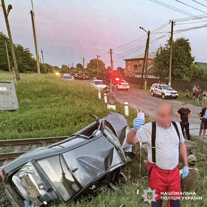 У Лужанах потяг вщент розтрощив автомобіль на залізничному переїзді
