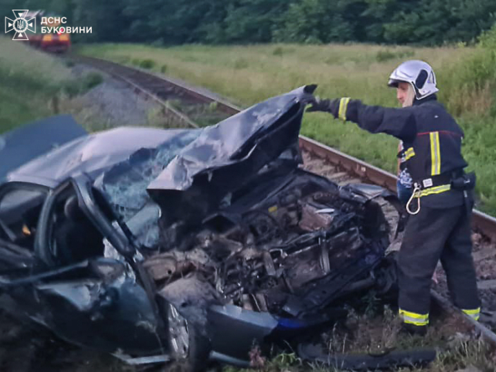 У Лужанах потяг вщент розтрощив автомобіль на залізничному переїзді