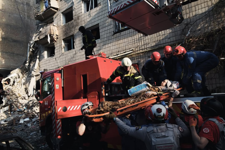 Жахлива ракетна атака на Київ: 15 людей загинули та 114 поранено (фото) Жахлива ракетна атака на Київ: 15 людей загинули та 114 поранено (фото)