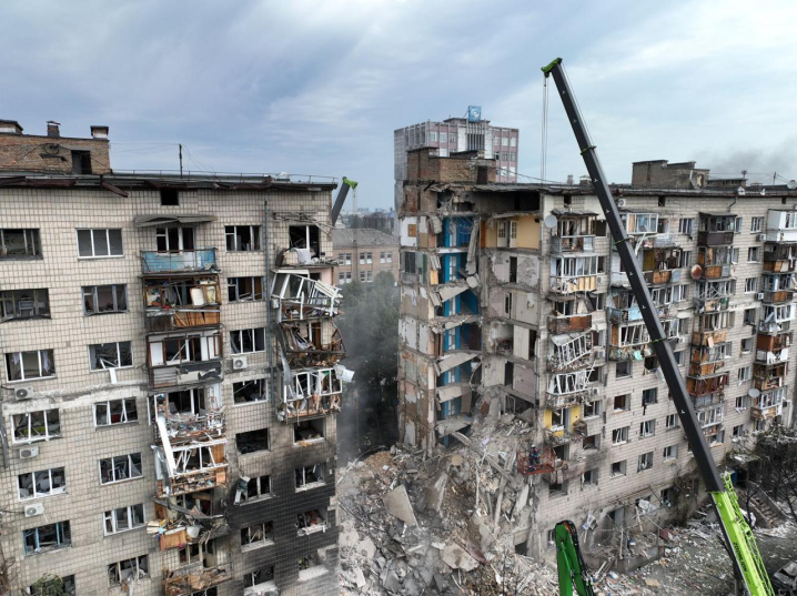 Жахлива ракетна атака на Київ: 15 людей загинули та 114 поранено (фото) Жахлива ракетна атака на Київ: 15 людей загинули та 114 поранено (фото)