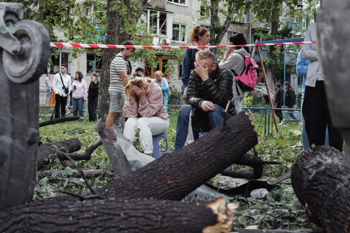 Жахлива ракетна атака на Київ: 15 людей загинули та 114 поранено (фото) Жахлива ракетна атака на Київ: 15 людей загинули та 114 поранено (фото)