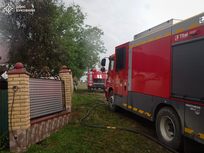 Масштабна пожежа у Красноїльську. Згорів будинок та господарські будівлі