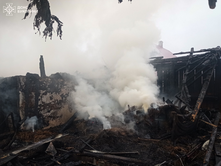 Масштабна пожежа у Красноїльську. Згорів будинок та господарські будівлі