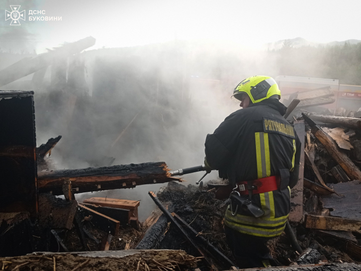 Масштабна пожежа у Красноїльську. Згорів будинок та господарські будівлі
