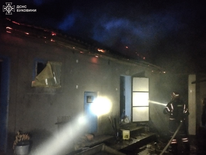На Буковині дотла згоріла господарська будівля На Буковині дотла згоріла господарська будівля