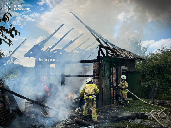 На Буковині дотла згоріла господарська будівля На Буковині дотла згоріла господарська будівля