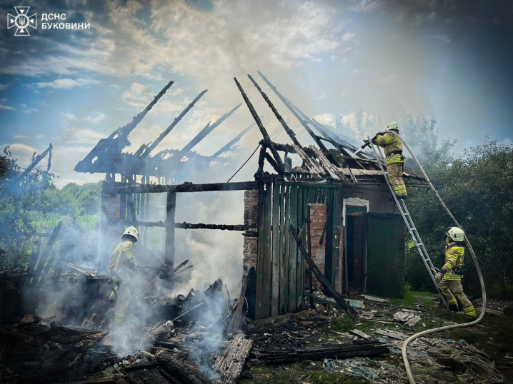 На Буковині дотла згоріла господарська будівля На Буковині дотла згоріла господарська будівля