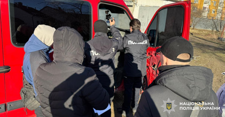 На Буковині викрили прикарпатця, який через систему «Шлях» організовував незаконний виїзд чоловіків за кордон На Буковині викрили прикарпатця, який через систему «Шлях» організовував незаконний виїзд чоловіків за кордон