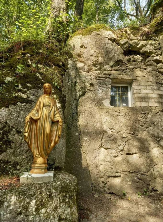 У древній печері на Тернопільщині встановили пластикові вікна У древній печері на Тернопільщині встановили пластикові вікна