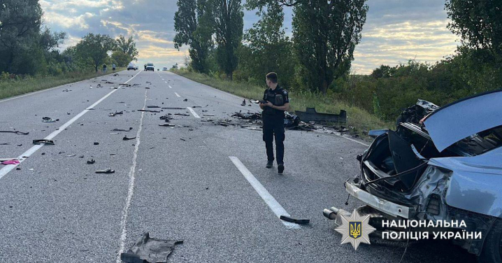 Нищівна ДТП на Буковині. Троє дорослих та дитина у лікарні Нищівна ДТП на Буковині. Троє дорослих та дитина у лікарні