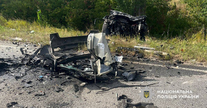 Нищівна ДТП на Буковині. Троє дорослих та дитина у лікарні Нищівна ДТП на Буковині. Троє дорослих та дитина у лікарні