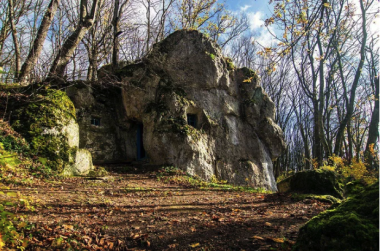 У древній печері на Тернопільщині встановили пластикові вікна
