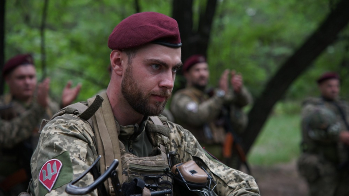 Ми були в оточенні, боєкомплект закінчувався: історія воїна з Буковини, який отримав «Золотий хрест» Ми були в оточенні, боєкомплект закінчувався: історія воїна з Буковини, який отримав «Золотий хрест»