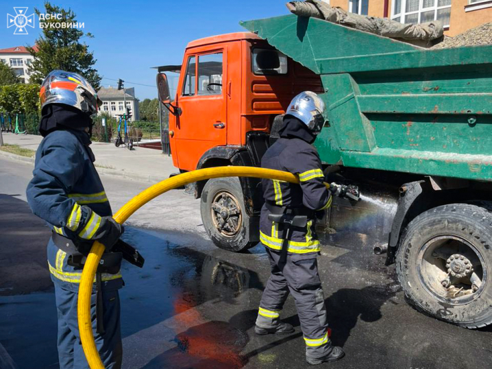 У Чернівцях загорівся КАМАЗ: пожежу ліквідували У Чернівцях загорівся КАМАЗ: пожежу ліквідували