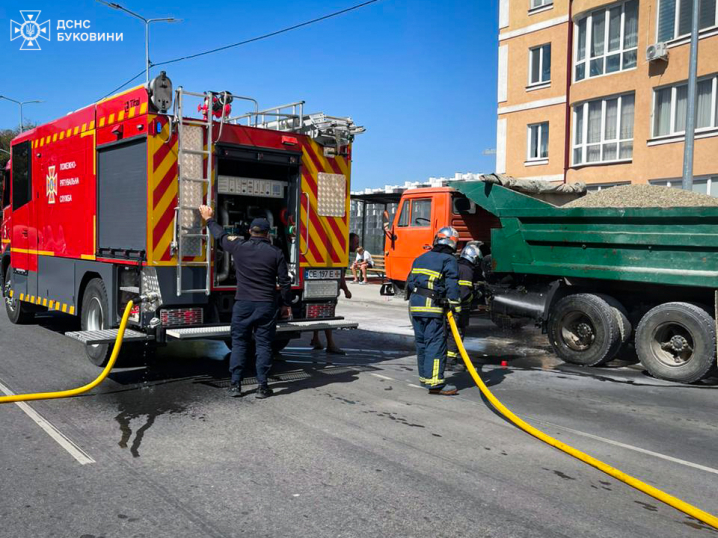 У Чернівцях загорівся КАМАЗ: пожежу ліквідували У Чернівцях загорівся КАМАЗ: пожежу ліквідували