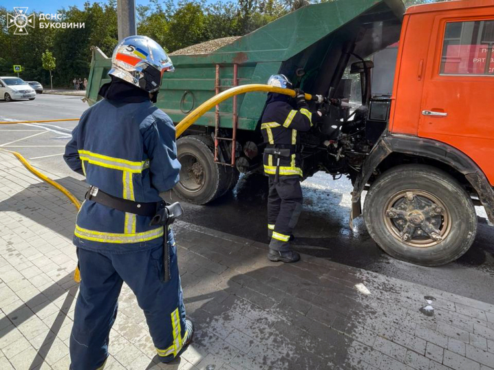 У Чернівцях загорівся КАМАЗ: пожежу ліквідували У Чернівцях загорівся КАМАЗ: пожежу ліквідували