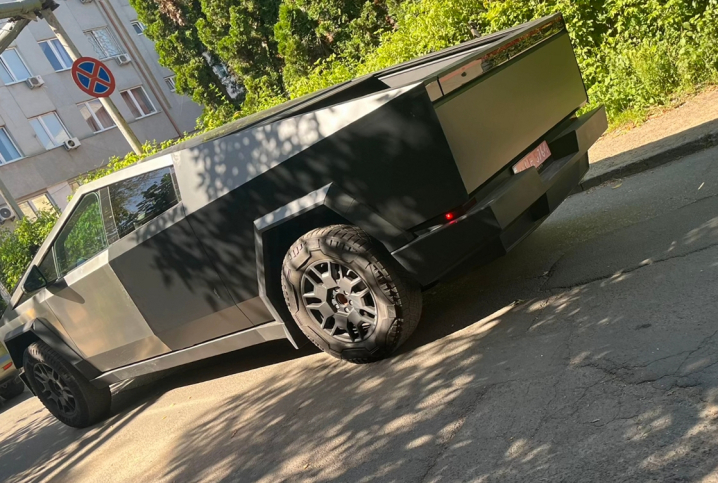 У Чернівцях помітили футуристичний пікап Tesla Cybertruck вартістю понад 100 тисяч доларів У Чернівцях помітили футуристичний пікап Tesla Cybertruck вартістю понад 100 тисяч доларів