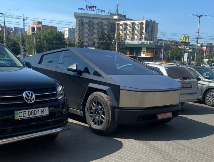 У Чернівцях помітили футуристичний пікап Tesla Cybertruck вартістю понад 100 тисяч доларів У Чернівцях помітили футуристичний пікап Tesla Cybertruck вартістю понад 100 тисяч доларів