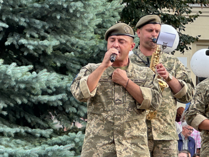 На Театральній площі відзначили 55 років пісням «Червона рута» та «Водограй» На Театральній площі відзначили 55 років пісням «Червона рута» та «Водограй»