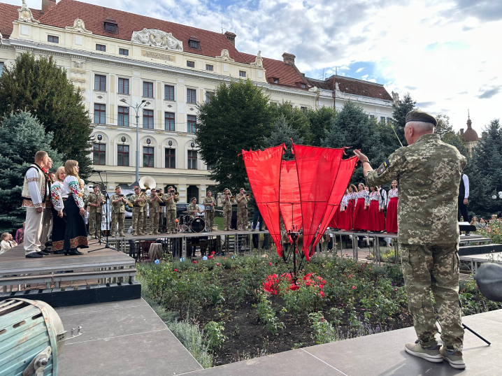 На Театральній площі відзначили 55 років пісням «Червона рута» та «Водограй» На Театральній площі відзначили 55 років пісням «Червона рута» та «Водограй»