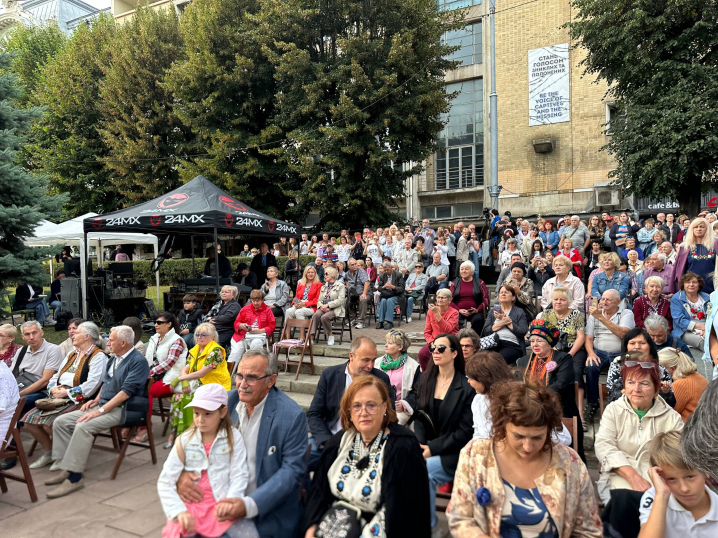 На Театральній площі відзначили 55 років пісням «Червона рута» та «Водограй» На Театральній площі відзначили 55 років пісням «Червона рута» та «Водограй»