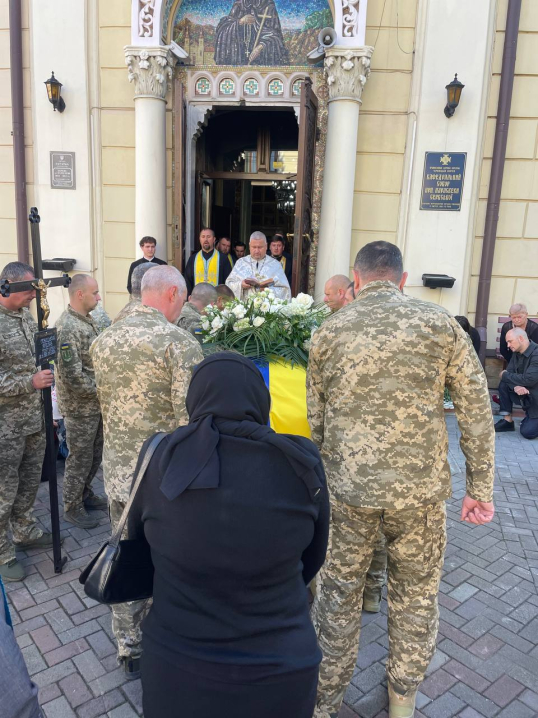 У Чернівцях віддали останню шану телеоператору Ярославу Левицькому У Чернівцях віддали останню шану телеоператору Ярославу Левицькому