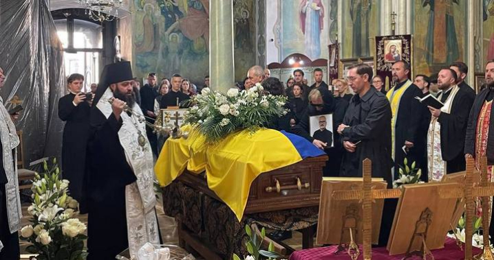 У Чернівцях віддали останню шану телеоператору Ярославу Левицькому У Чернівцях віддали останню шану телеоператору Ярославу Левицькому