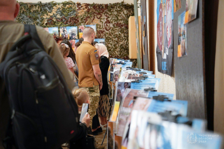 У Чернівцях презентували фотовиставку «Не народжені для війни» У Чернівцях презентували фотовиставку «Не народжені для війни»