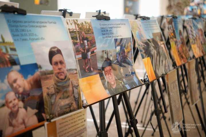 У Чернівцях презентували фотовиставку «Не народжені для війни» У Чернівцях презентували фотовиставку «Не народжені для війни»