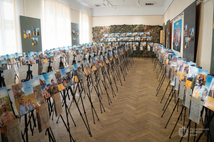 У Чернівцях презентували фотовиставку «Не народжені для війни» У Чернівцях презентували фотовиставку «Не народжені для війни»