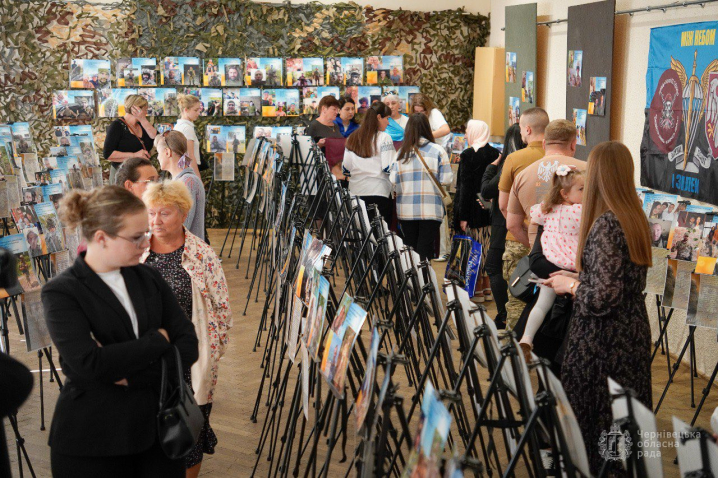 У Чернівцях презентували фотовиставку «Не народжені для війни» У Чернівцях презентували фотовиставку «Не народжені для війни»