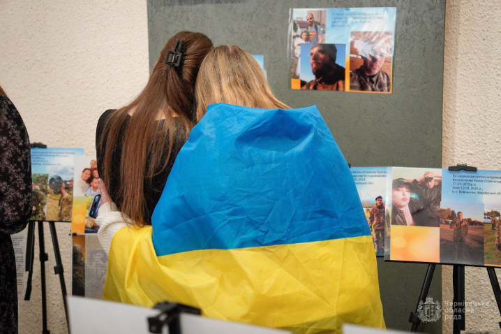У Чернівцях презентували фотовиставку «Не народжені для війни» У Чернівцях презентували фотовиставку «Не народжені для війни»