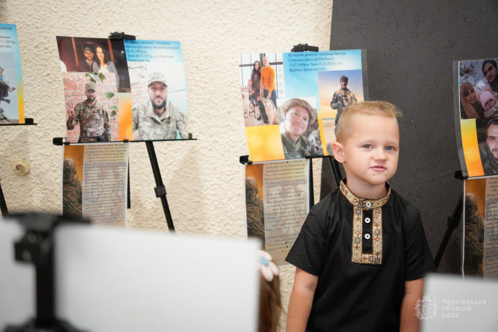 У Чернівцях презентували фотовиставку «Не народжені для війни» У Чернівцях презентували фотовиставку «Не народжені для війни»