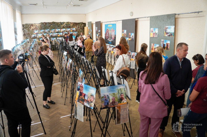 У Чернівцях презентували фотовиставку «Не народжені для війни» У Чернівцях презентували фотовиставку «Не народжені для війни»