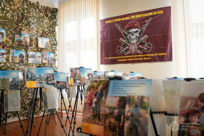 У Чернівцях презентували фотовиставку «Не народжені для війни» У Чернівцях презентували фотовиставку «Не народжені для війни»