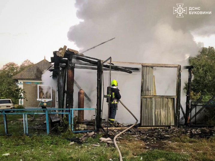На Буковині ледь не згорів житловий будинок На Буковині ледь не згорів житловий будинок