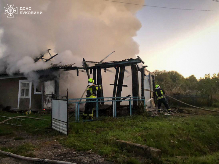 На Буковині ледь не згорів житловий будинок На Буковині ледь не згорів житловий будинок