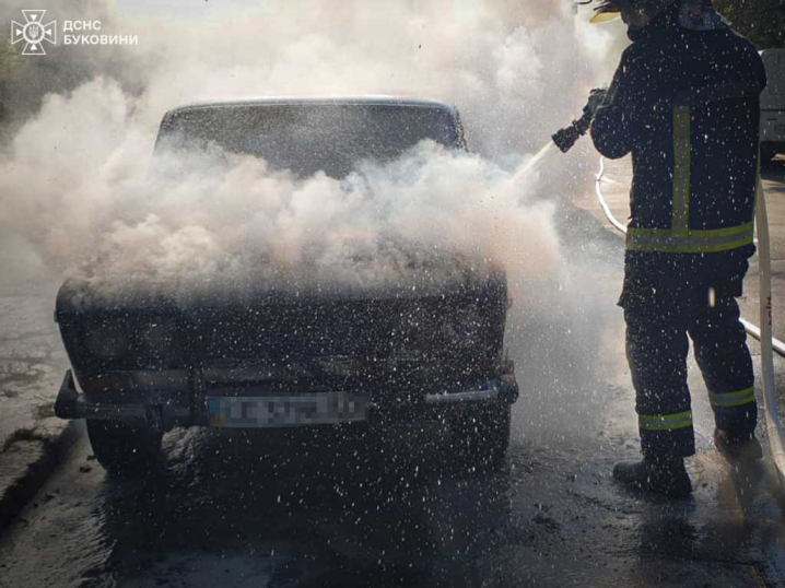 У Чернівцях посеред вулиці загорівся автомобіль