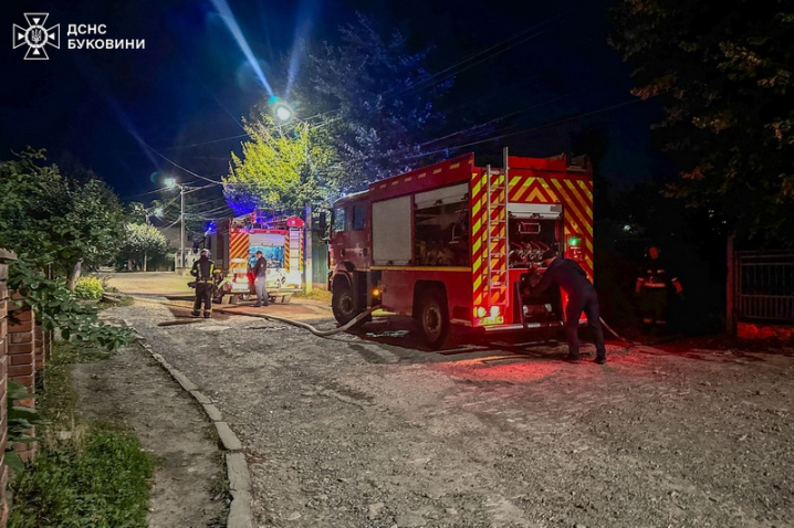 У Чернівцях горів будинок та гараж У Чернівцях горів будинок та гараж