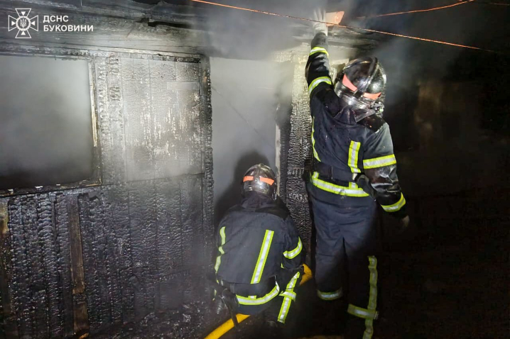 У Чернівцях горів будинок та гараж У Чернівцях горів будинок та гараж