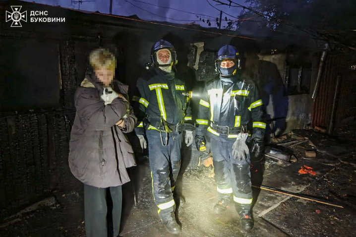 У Чернівцях горів будинок та гараж У Чернівцях горів будинок та гараж