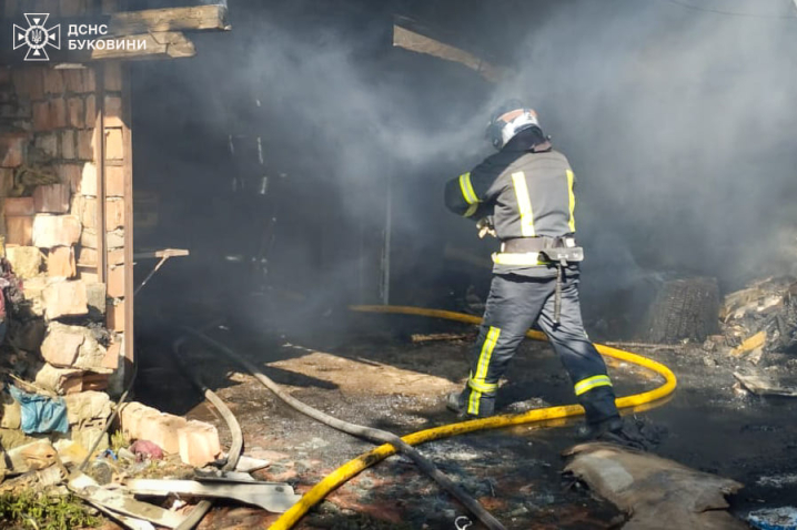 У Чернівцях горів будинок та гараж У Чернівцях горів будинок та гараж