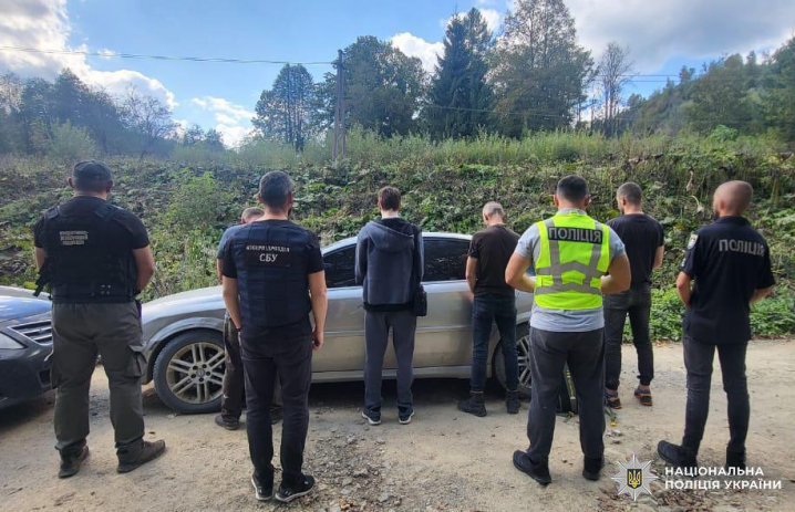 Бажаючих втекти за кордон шукали в інтернеті: на Буковині затримали організаторів каналу перетину держкордону