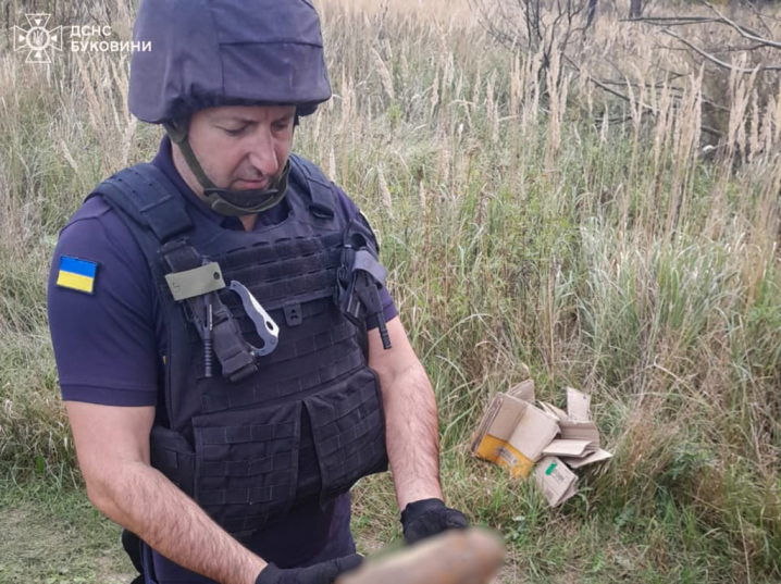 У Чернівцях виявили снаряд. На місці події працювали піротехніки У Чернівцях виявили снаряд. На місці події працювали піротехніки