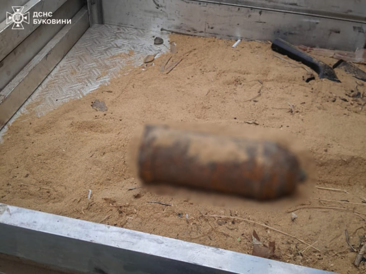 У Чернівцях виявили снаряд. На місці події працювали піротехніки У Чернівцях виявили снаряд. На місці події працювали піротехніки
